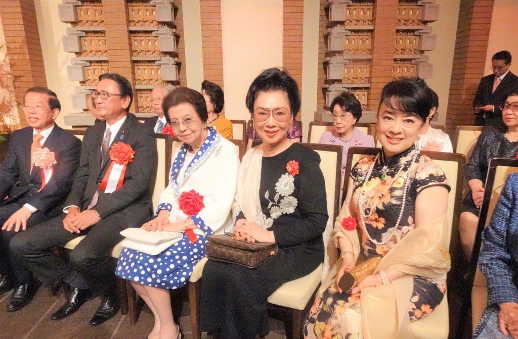 駐日代表處8日晚間在東京舉辦國慶酒會，女星翁倩玉（右1）等旅日僑胞以及日本首相安倍晉三的母親安倍洋子（右3）等人出席。 圖：中央社/提供