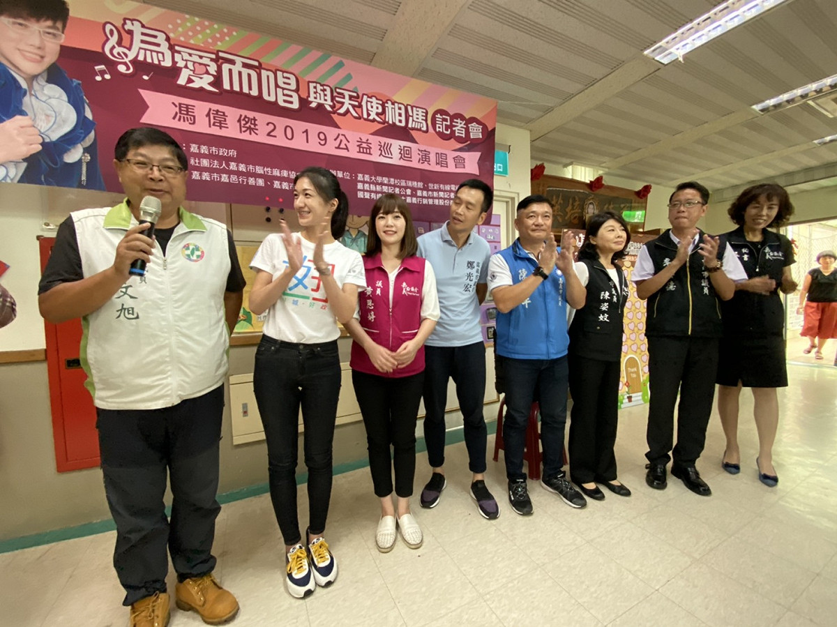 蔡文旭（左起）、戴寧、黃思婷、鄭光宏、陳家平、陳姿紋、李奕德等多名嘉義市議員為腦麻公益活動站台。 圖：嘉義記者公會/提供