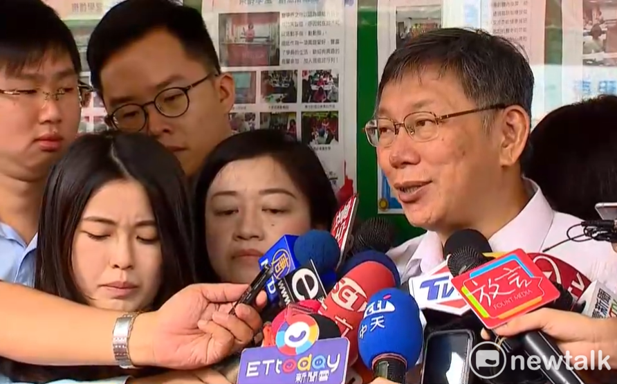 台北市政府規畫智慧販賣機進入校園惹議，市長柯文哲今（9）天受訪時反酸「奇怪，我又不選，他們在焦慮什麼？」 圖：謝莉慧/攝