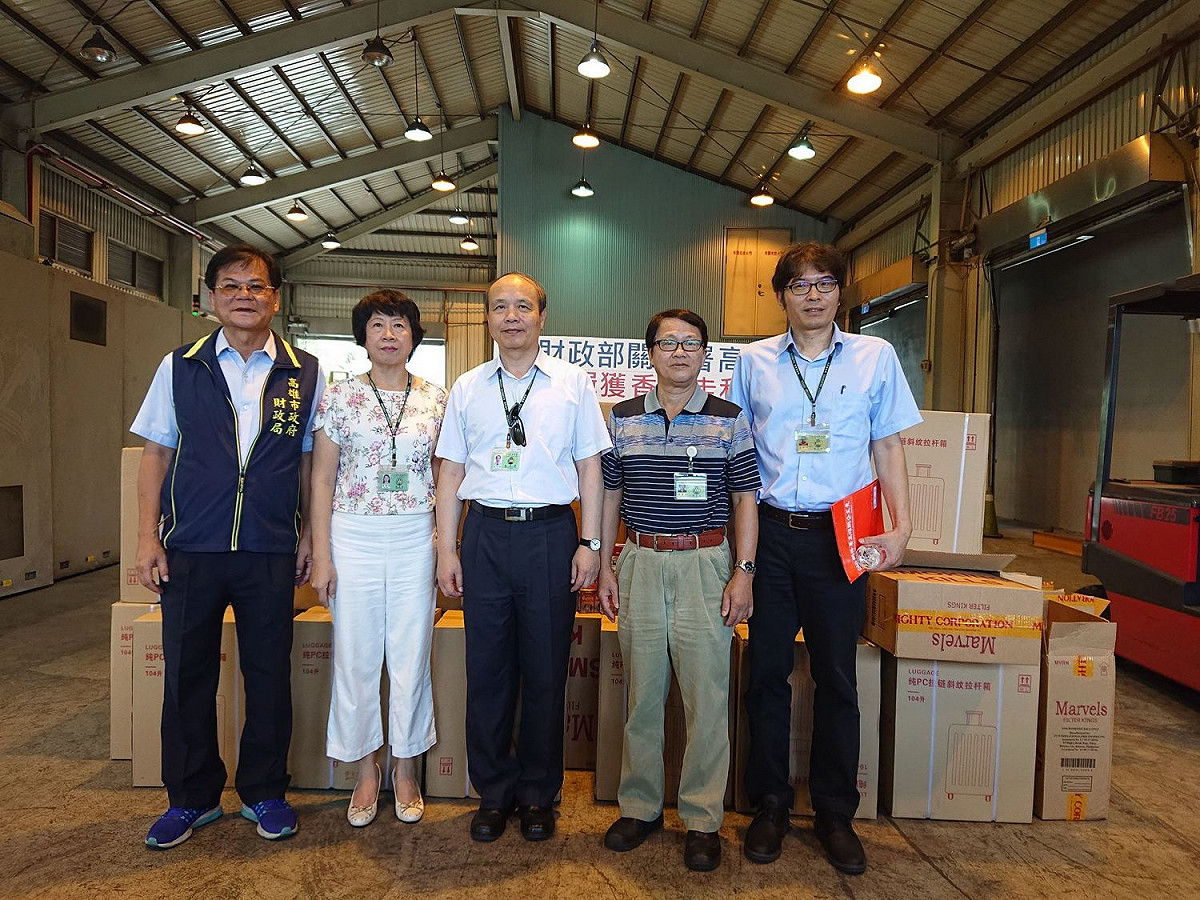高雄市財政局會同財政部關務署於高雄關65號碼頭查獲走私菸。 圖：高雄市政府/提供