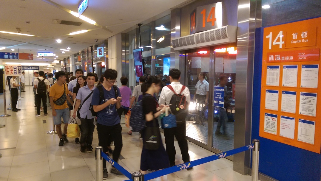 108年國慶連假期間，首都客運「台北－宜蘭」國道客運祭出多項優惠，乘客排隊候車。 圖：首都客運提供