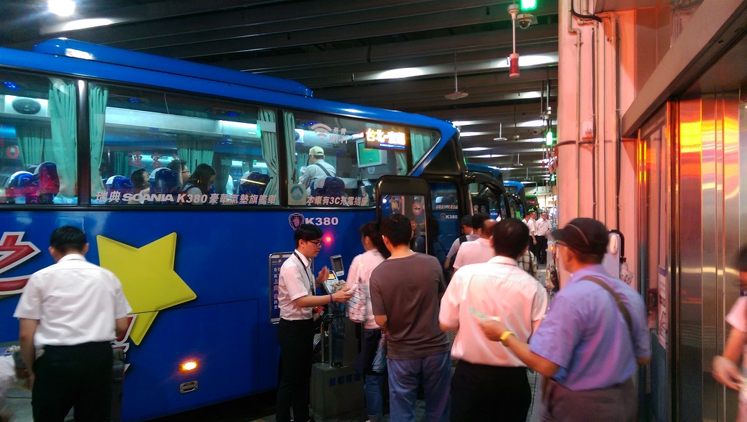 108年國慶連假期間，首都客運「台北－宜蘭」國道客運祭出多項優惠，現場人員引導乘客依序上。 圖：首都客運/提供