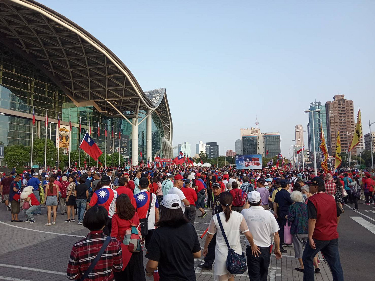 高雄市政府舉行雙十國慶升旗典禮，民眾聚集。 圖：孫家銘/攝