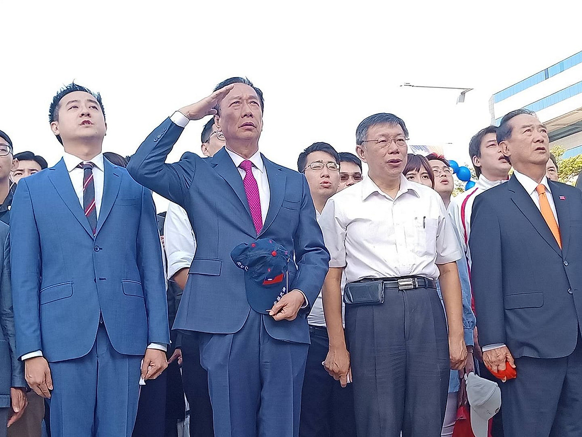 台北市政府10日在市府前廣場舉辦升旗典禮，一如預期上演「郭柯宋」同框畫面。 圖：翻攝郭台銘粉絲老虎軍團臉書