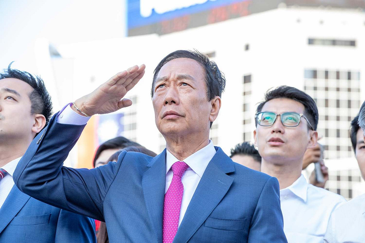 郭台銘在北市國慶升旗典禮後說，已不選2020總統，不會與宋楚瑜合作，也不會組黨。 圖：翻攝柯粉俱樂部臉書