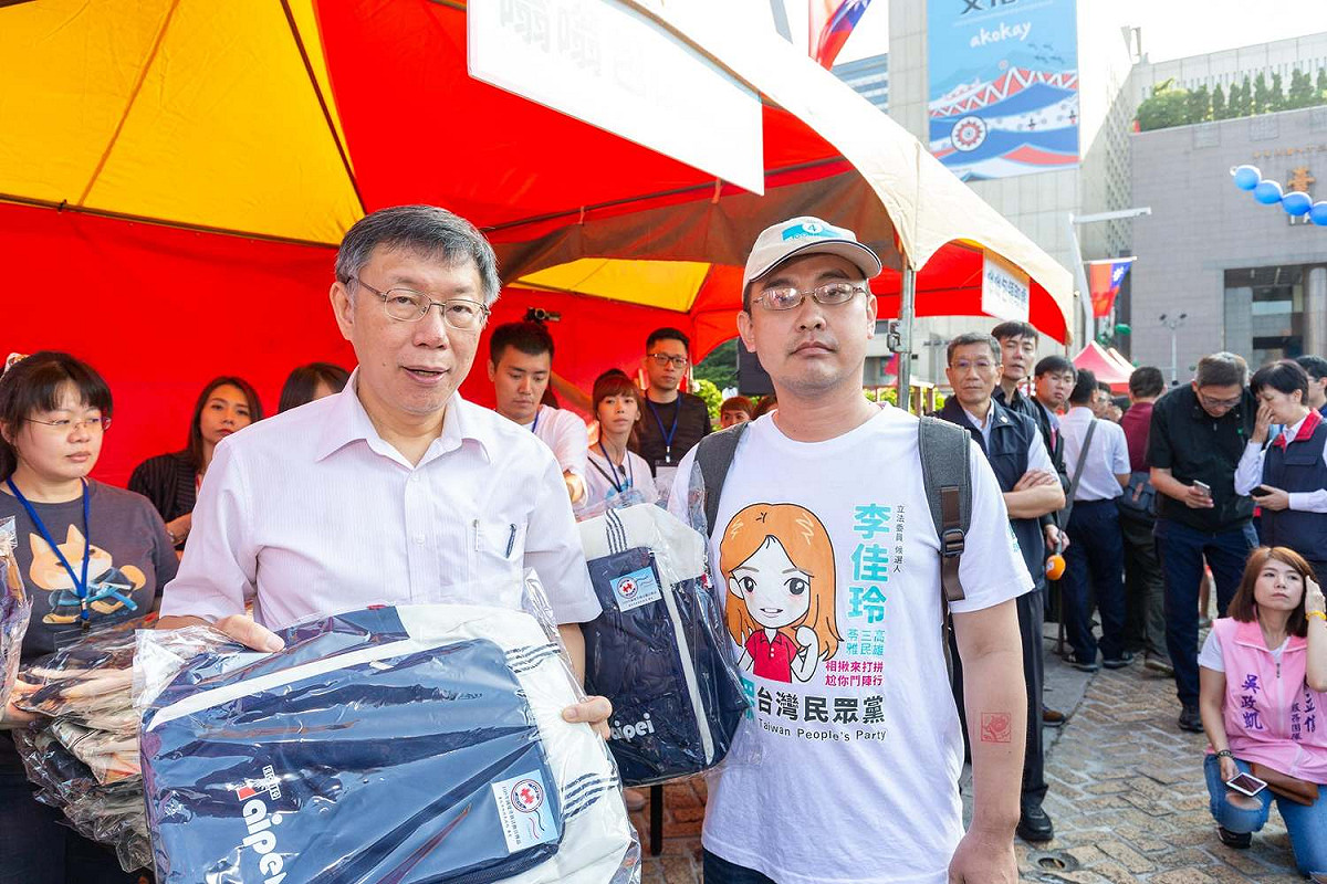 8時開始發送「嗡嗡包」，拿到的民眾開心與市長柯文哲合影。 圖：翻攝 粉俱樂部臉書