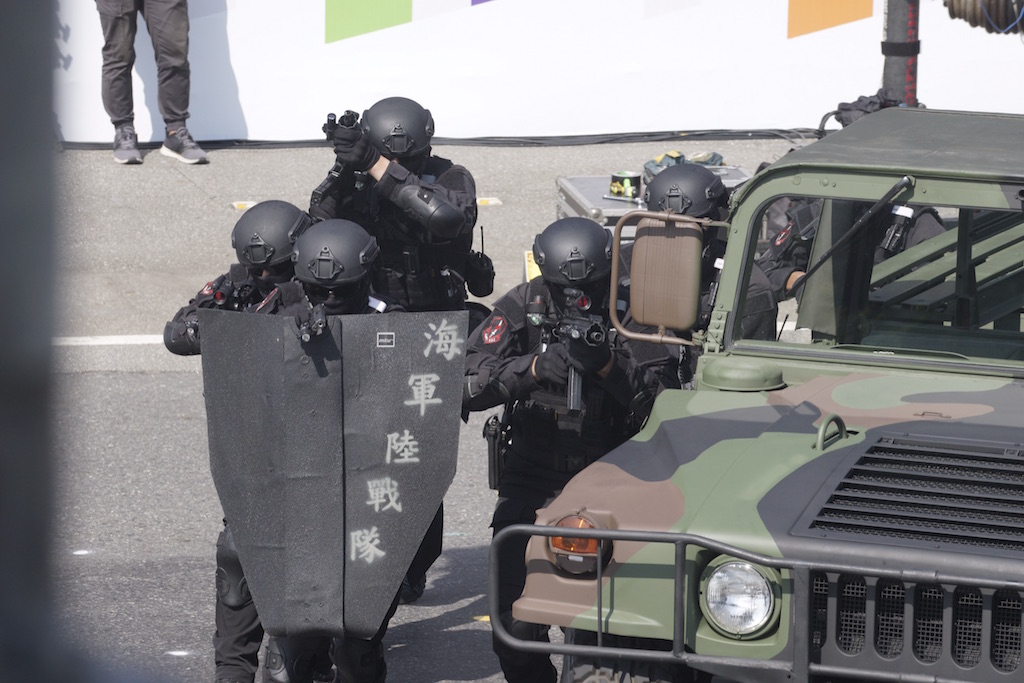 海軍陸戰隊特勤中隊反恐演練狀況。 圖：張良一/攝