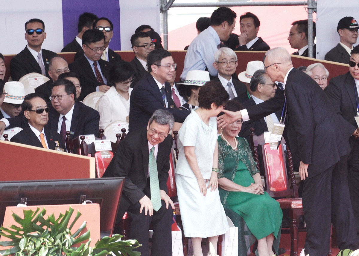 吳敦義、呂秀蓮、卓榮泰和宋楚瑜在國慶大會上同框。 圖：張良一/攝