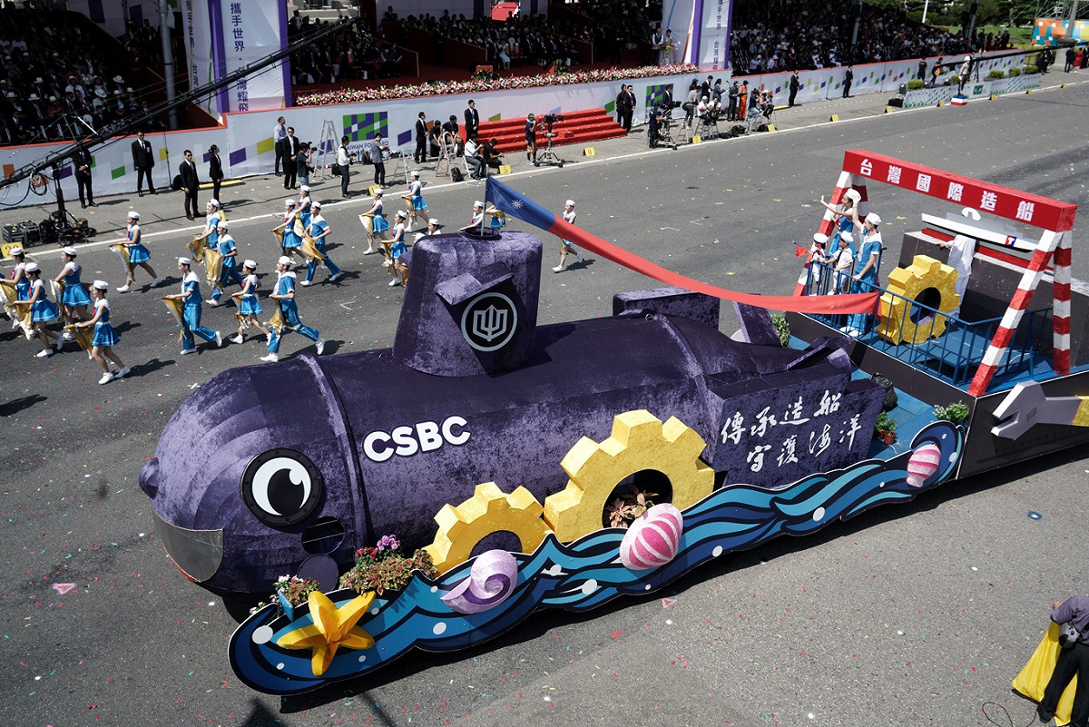 台船國造潛艦花車。 圖：張良一/攝
