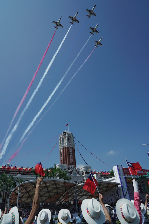空軍雷虎小組以大雁隊形衝場並拉出五彩煙霧，為今年的國慶大會帶來最高潮。 圖：張良一/攝
