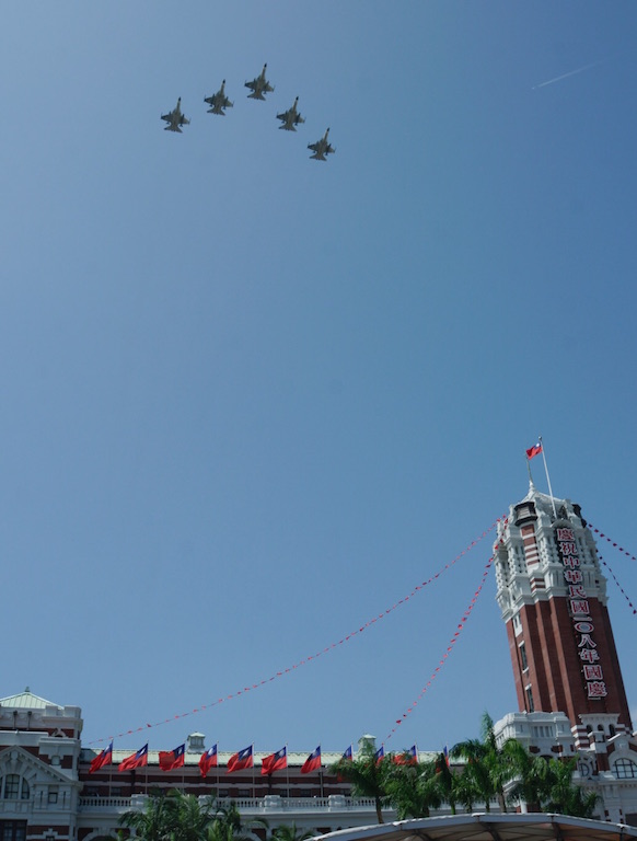 空軍雷虎小組以大雁隊形衝場。 圖：張良一/攝