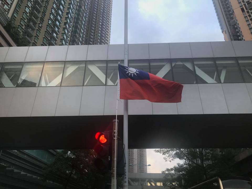 有網友分享在將軍澳Popcorn看見「青天白日滿地紅旗」正在空中飄揚。 圖：翻攝自「香港突發事故報料區」臉書社團