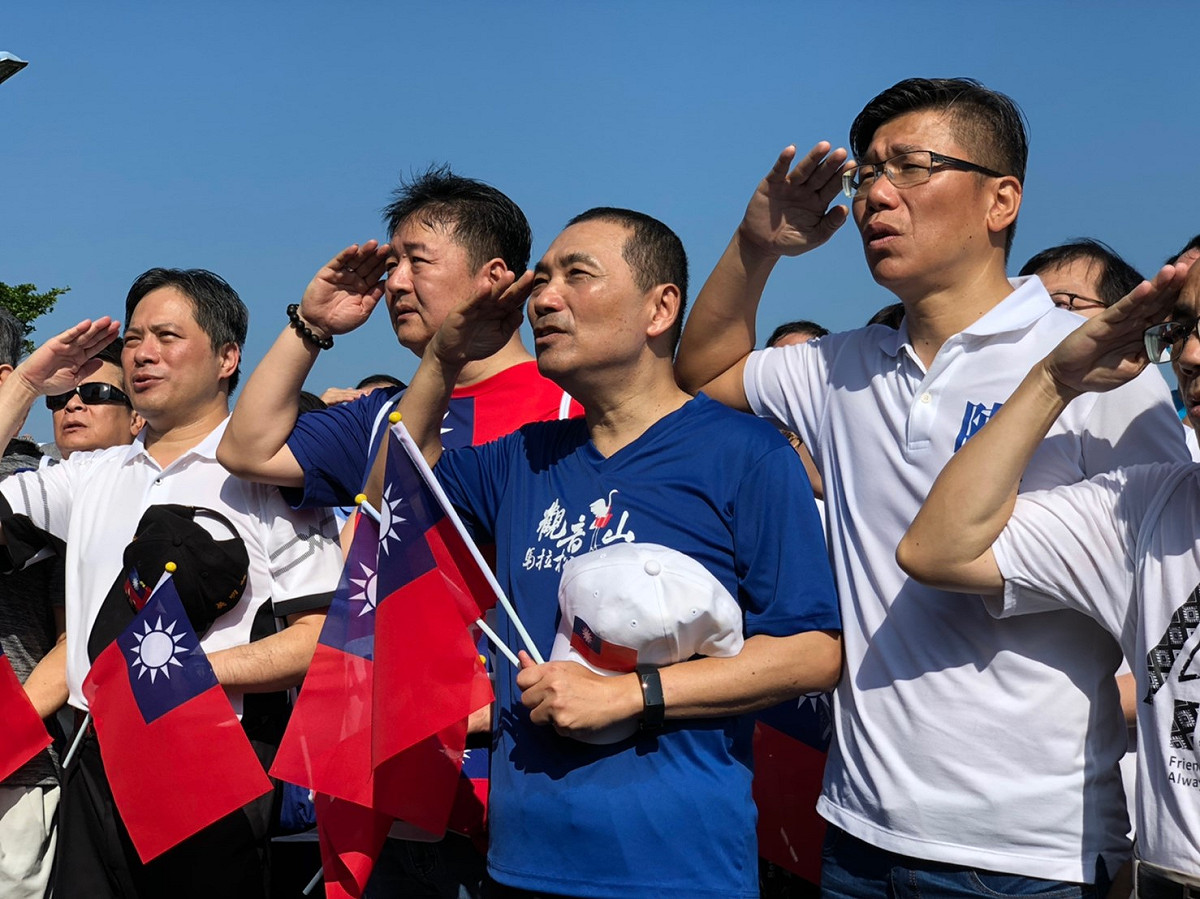 侯友宜及市府團隊攀登硬漢嶺，登頂後一起升國旗、向國旗致敬，展現愛國心。 圖：新北市民政局提供