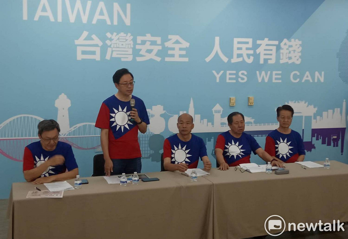 張善政(左二)封蔡英文新綽號「芒果蔡」。 圖：孫家銘／攝