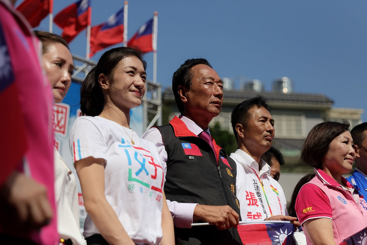 嘉義市議員戴寧（郭台銘右一）成為郭家軍的新成員，陪同郭台銘參加桃園「國旗屋」升旗典禮。 圖：翻攝戴寧臉書