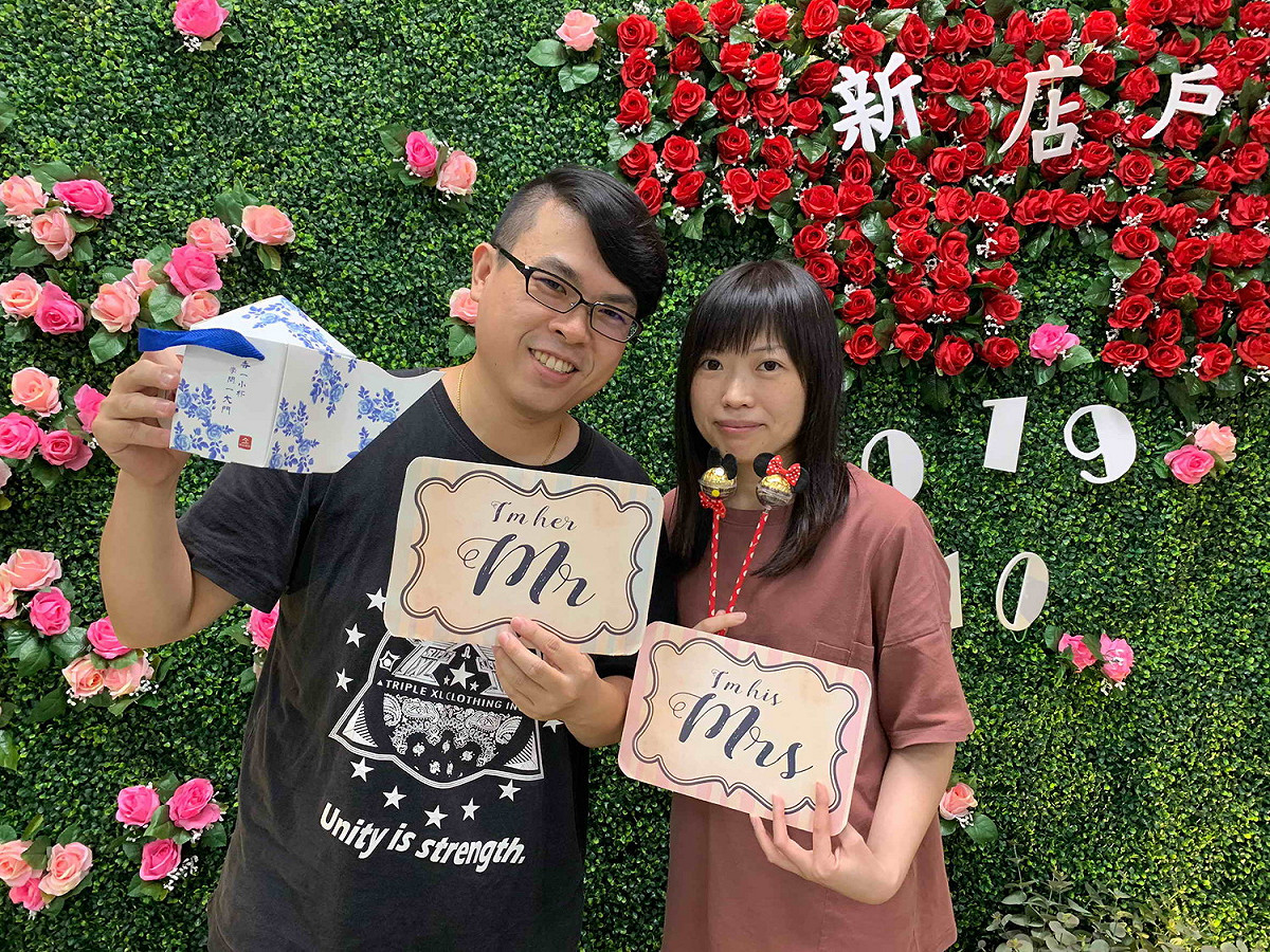 新店戶所的雙十國慶花牆，碧草點綴浪漫玫瑰及粉白色櫻花樹，夢幻風格直逼網美打卡熱點，並贈送米奇米妮造型的金莎巧克力棒。  圖：新北市民政局提供