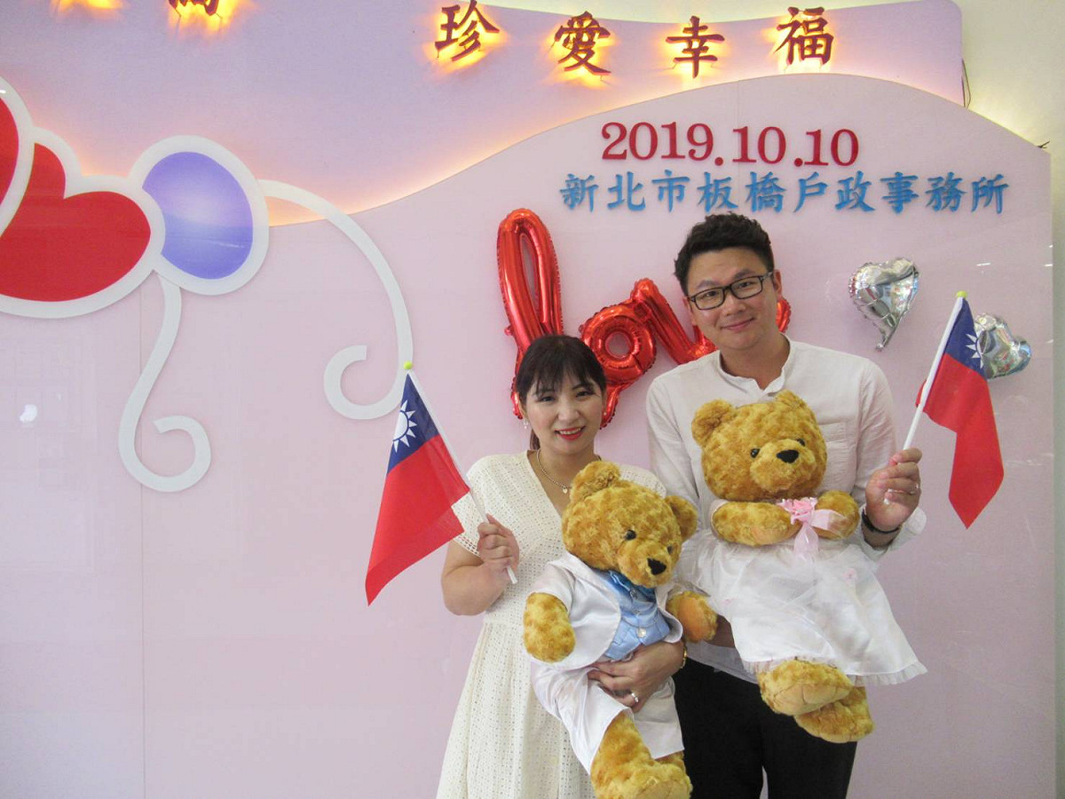在板橋戶所登記結婚的林小姐，在韓國旅遊時邂逅了同間民宿、韓國籍的老公，彼此互有好感，異國戀情就此展開。 圖：新北市民政局提供