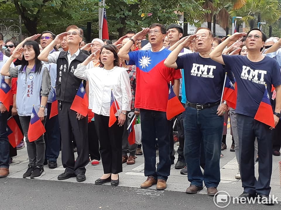 嘉義市長黃敏惠國慶升旗時行童軍禮，與其他人不同，引起注目。 圖：蔡坤龍/攝