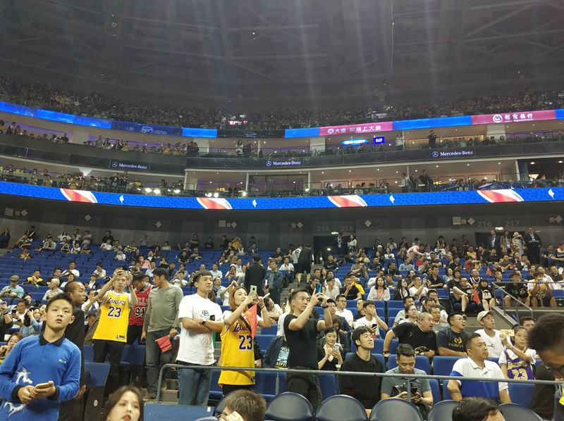 2019年NBA中國賽首站10晚在上海梅賽德斯－奔馳文化中心舉行，儘管中方抵制如潮水湧來，但仍有許多球迷到場觀賽，並表示對球員的喜愛不受這次言論風波影響。 圖：中央社