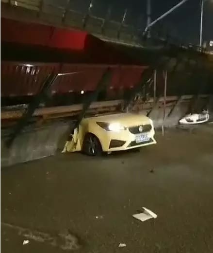 中國江蘇省無錫市今（10）晚發生國道高架橋坍塌事件，底下平面道路行駛車輛不幸被壓毀。 圖:翻攝自微信