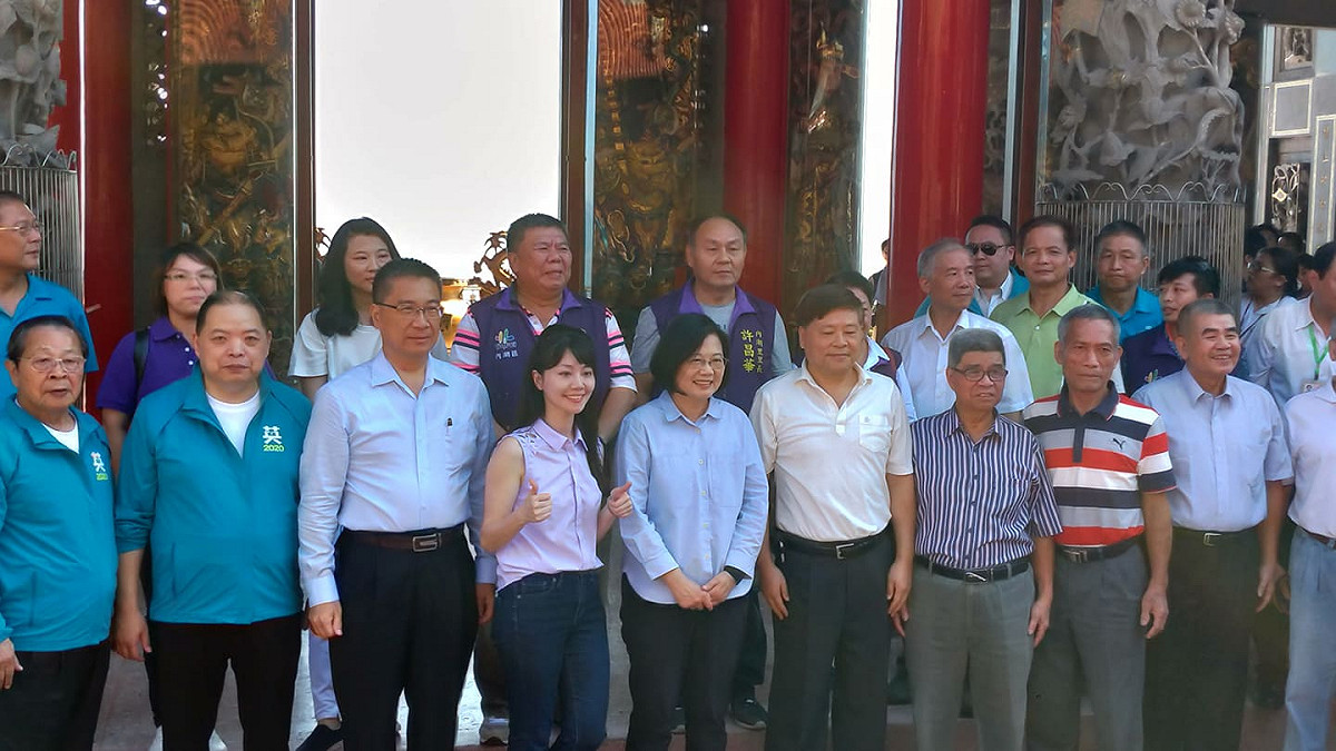 蔡英文、高嘉瑜下午到碧山巖開漳聖王廟參香。 圖：陳佩君／攝