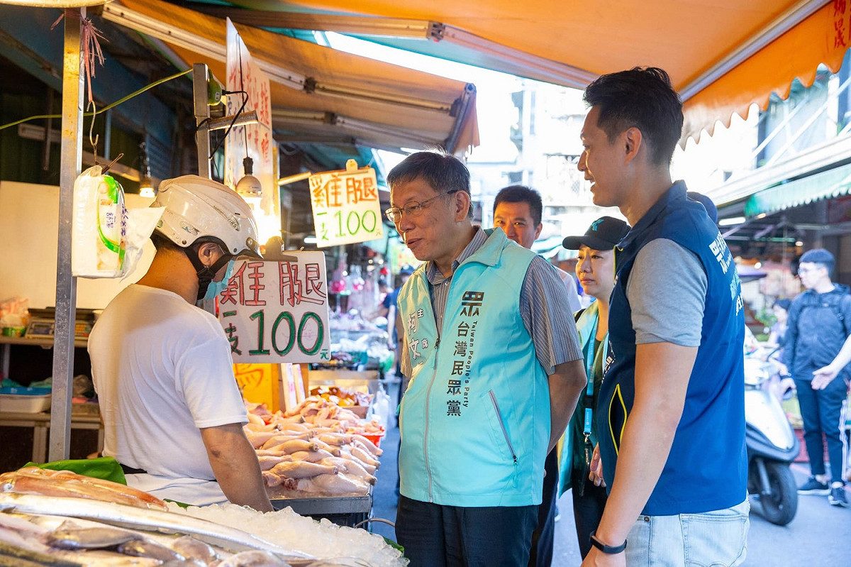 柯文哲一早帶著吳達偉前往板橋掃街。 圖：翻攝自柯粉俱樂部