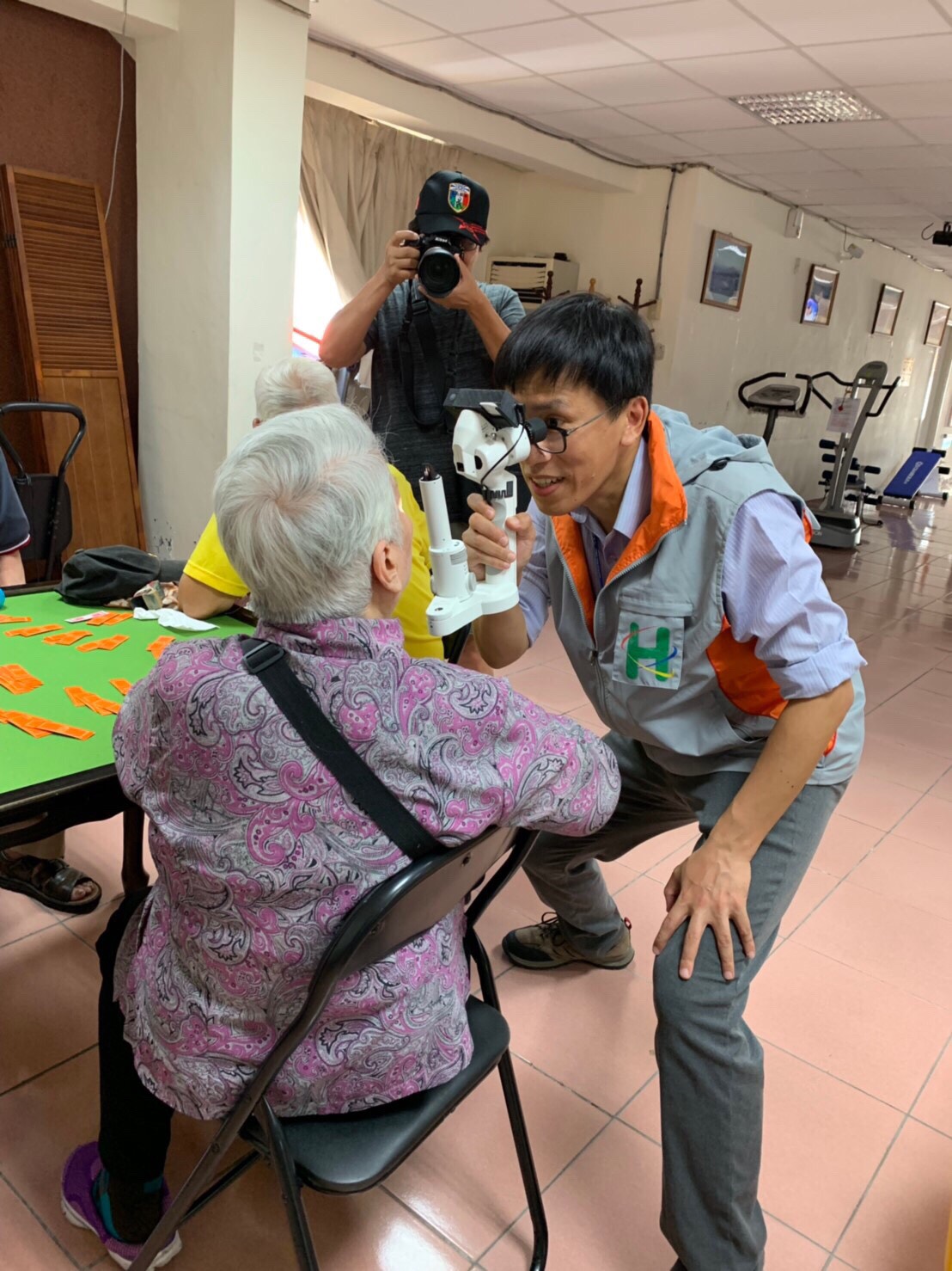 台北市聯合醫院眼科團隊今天替連江縣東引鄉的長者做檢查。 圖：台北市聯合醫院/提供
