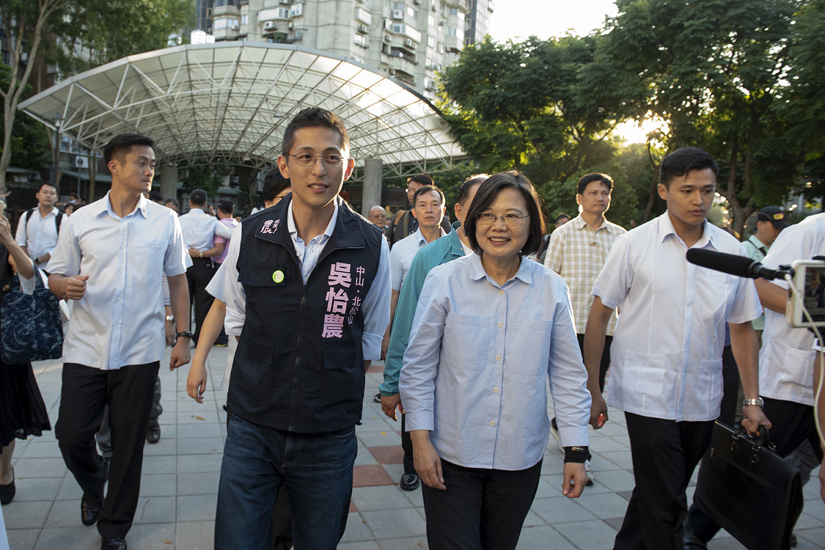 吳怡農替蔡英文導覽富民生態公園。 圖：蔡英文競選辦公室提供
