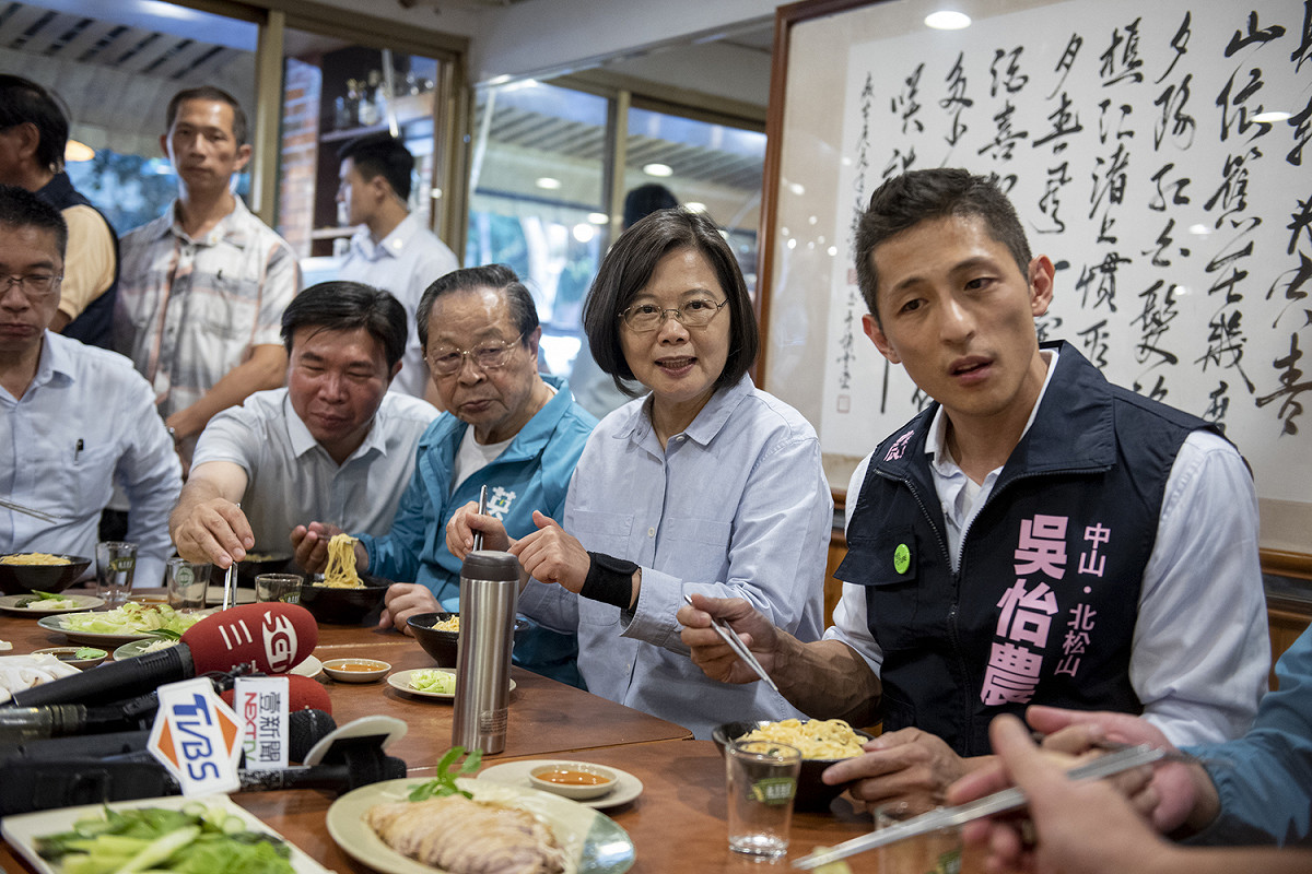 吳怡農與蔡英文一同吃當地美食。 圖：蔡英文競選辦公室提供