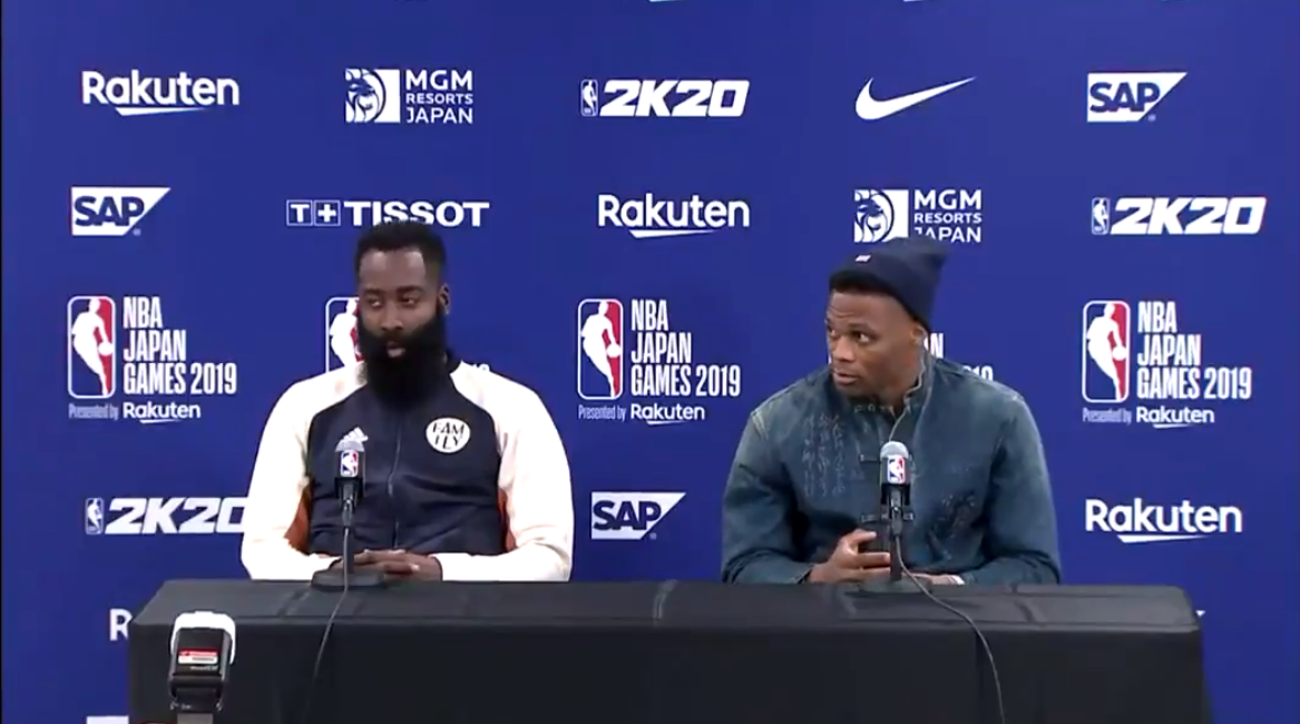 有記者向哈登（James Harden）與魏斯布魯克（Russell Westbrook）問及，他們是否會因為最近的爭議事件，而導致未來在發表看法時有所顧慮。 圖 : 翻攝自@Rockets_Insider推特
