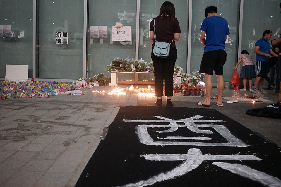香港警方日前在將軍澳海域發現15歲陳姓少女遺體，引發港人懷疑死因可能與反送中抗爭有關；死者的職訓班同學今(11日)晚在學校內，發起點白蠟燭、摺紙鶴的悼念晚會。 圖：截取自立場新聞臉書