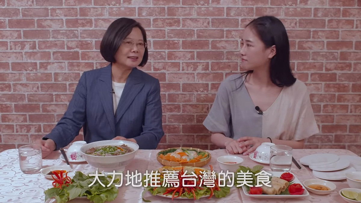 蔡英文總統與台泰混血的千千合作介紹越南美食。 圖/擷取自YOUTUBE