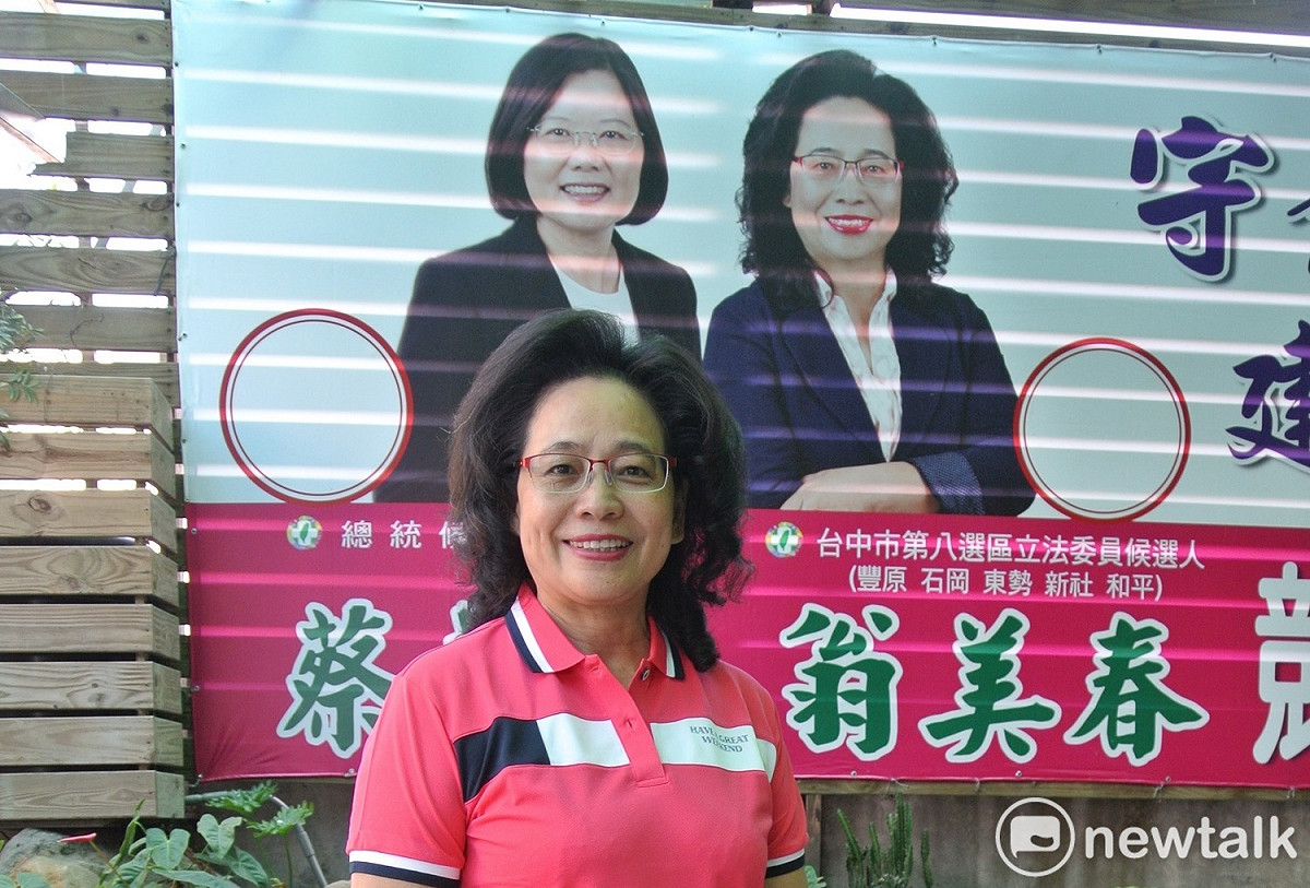 不少候選人的看板照常被批評「修很大」，但翁美春的相似度絕對百分之百，獨特的髮型成了「正字標記」。 圖：唐復年/攝