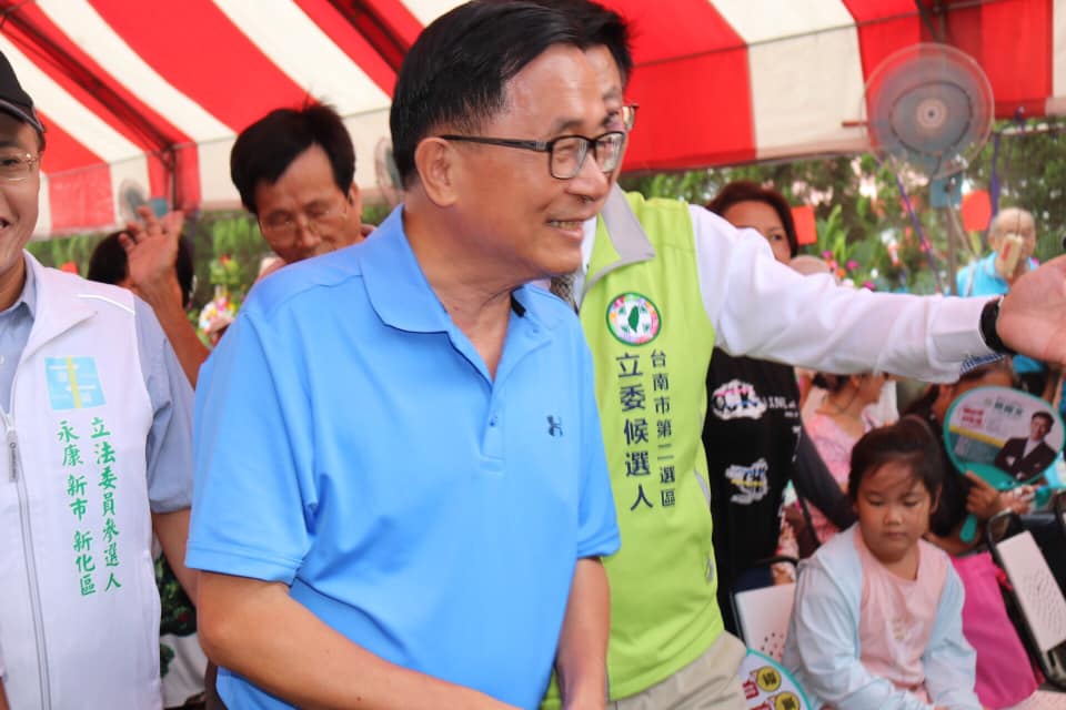 前總統陳水扁今日突然現身台南官田菱角節，造成轟動。 圖：翻攝自郭國文臉書