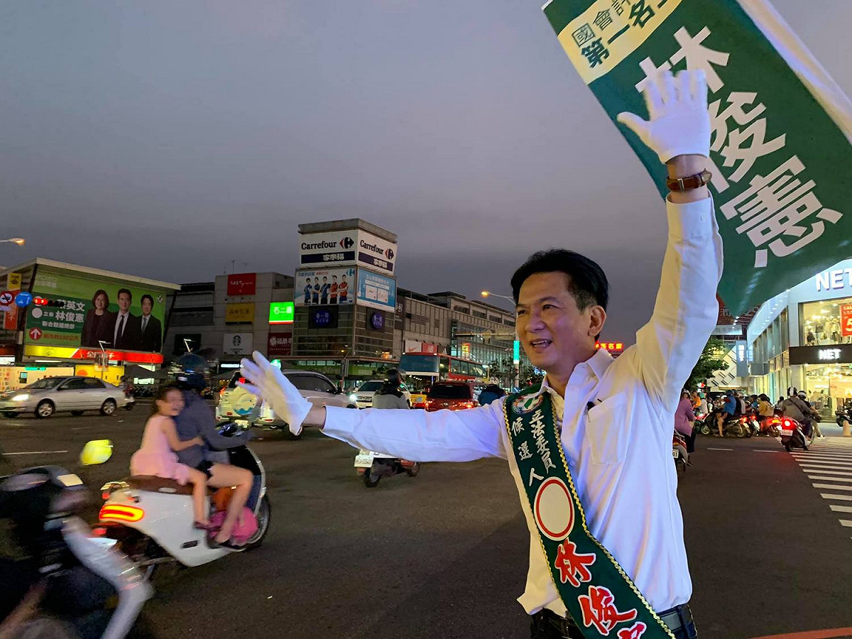 台南市立委林俊憲將自己與「蔡賴」三人的合照登上競選看板，引起外界討論。 圖：翻攝自林俊憲臉書