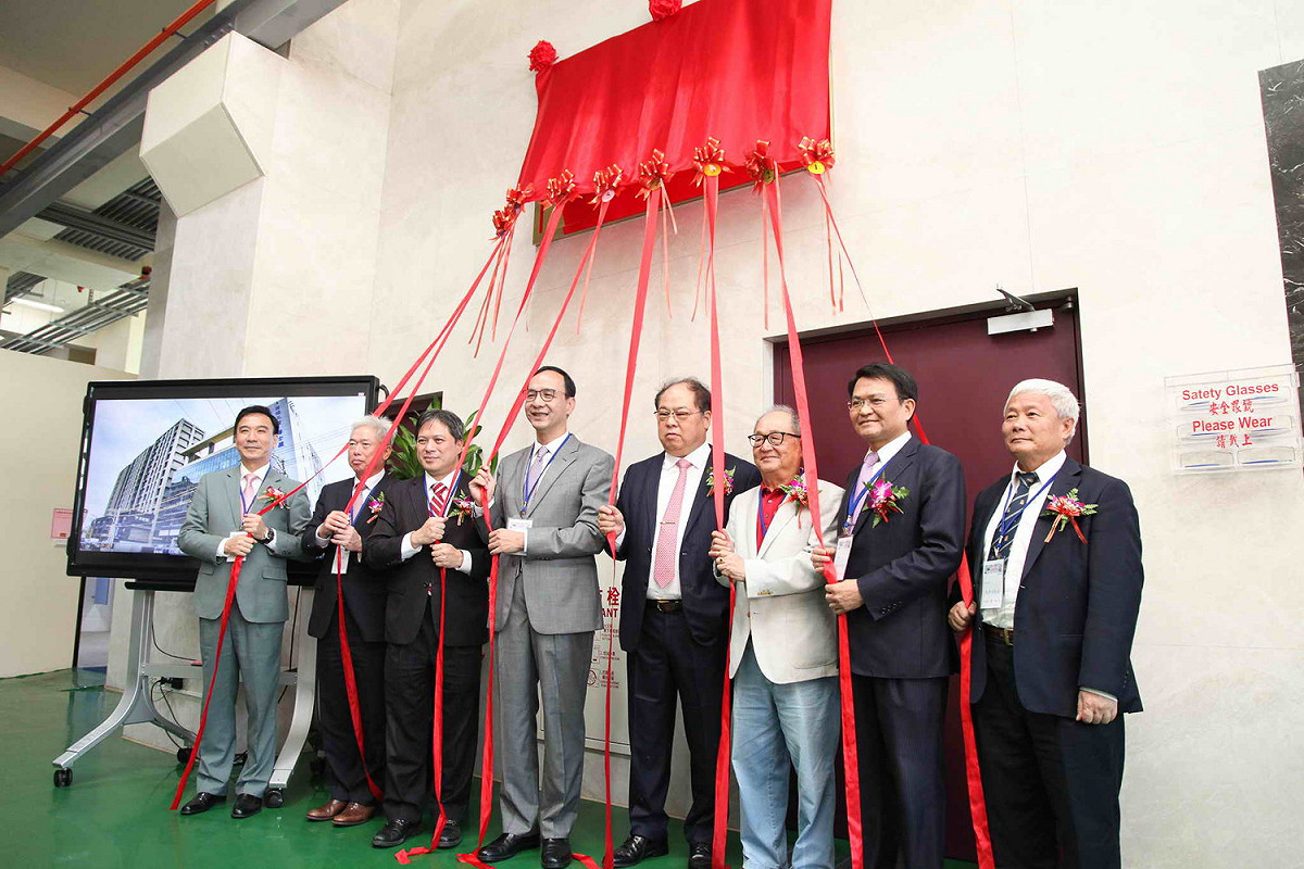 宗瑋工業「博士廠」落成典禮與會貴賓合影；左三起：新北市副市長吳明機、前市長朱立倫、宗瑋工業董事長林健祥。  圖：新北市經發局提供