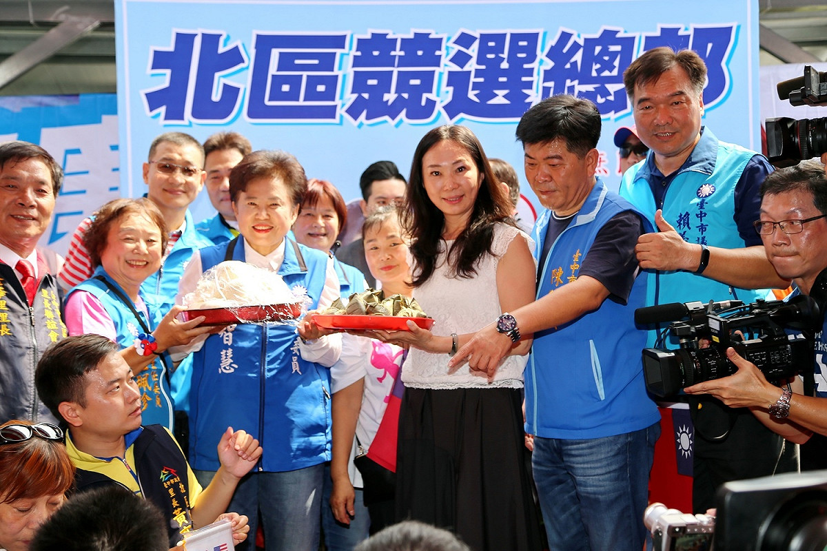 李佳芬祝沈智慧高票連任。 圖：沈智慧競選總部/提供
