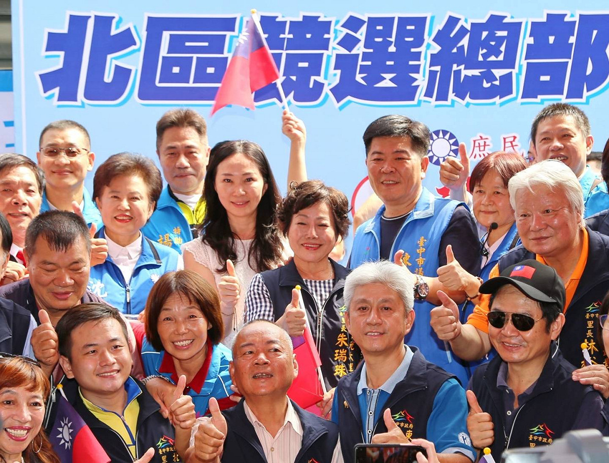 李佳芬與當地里長合照。 圖：沈智慧競選總部/提供