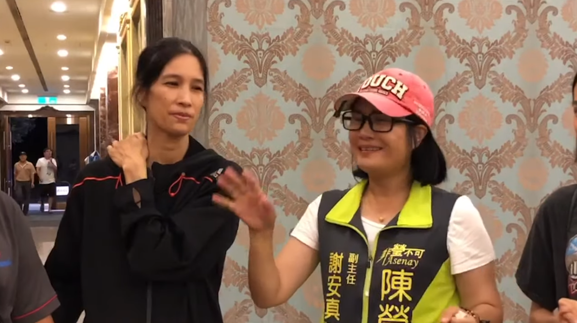 民進黨立委陳瑩的助理謝安真與妹妹失散40多年，意外在宗親會行程現場重逢、相認。 圖 :	翻攝自立委陳瑩Youtube影片