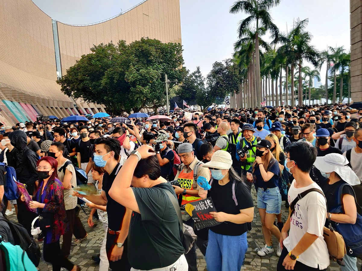 香港反送中今日再度上街，民眾不斷高喊「我有權戴口罩」、「五大訴求，缺一不可」等口號。 圖：翻攝自香港大學學生會校園電視臉書