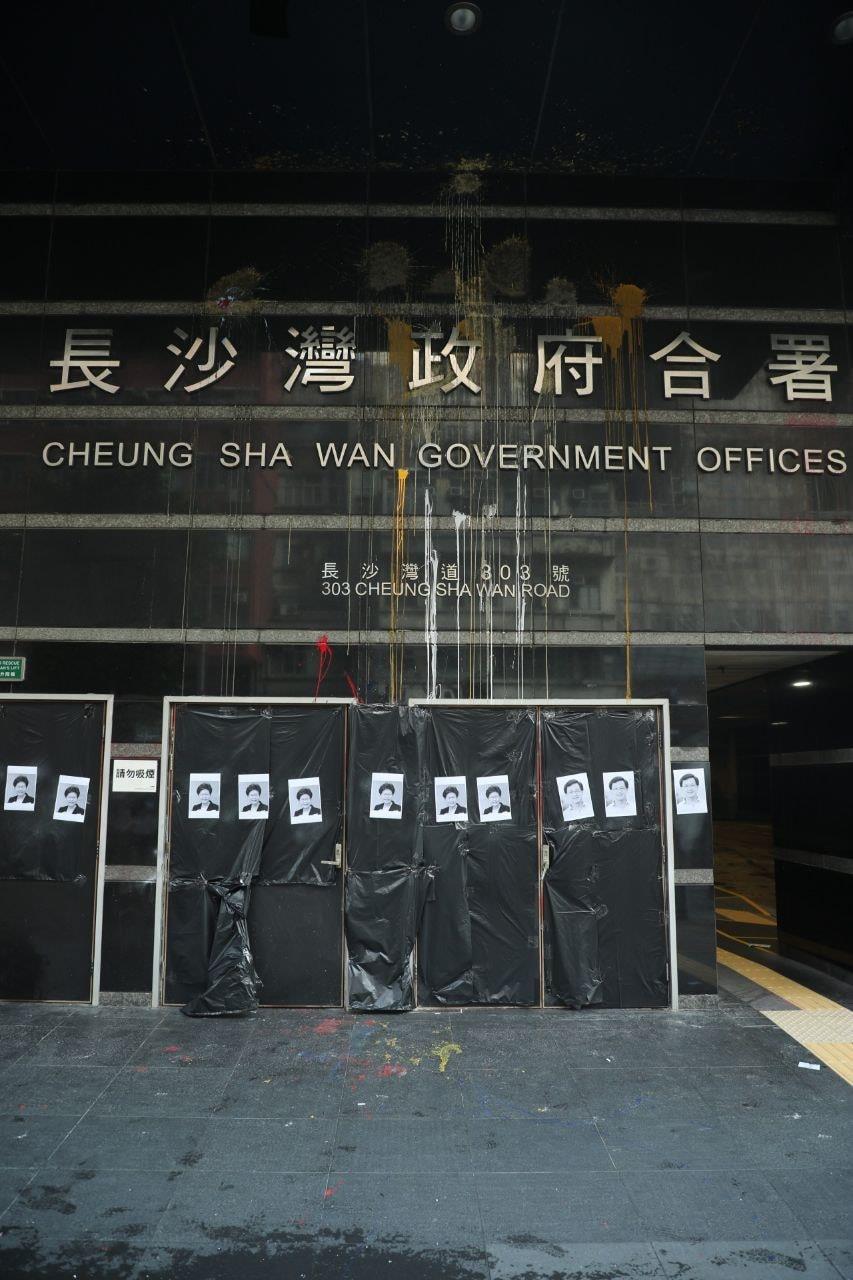 有人在長沙灣政府合署外的鐵門外扔擲漆彈，破壞環境。 圖：翻攝自香港大學學生會校園電視臉書