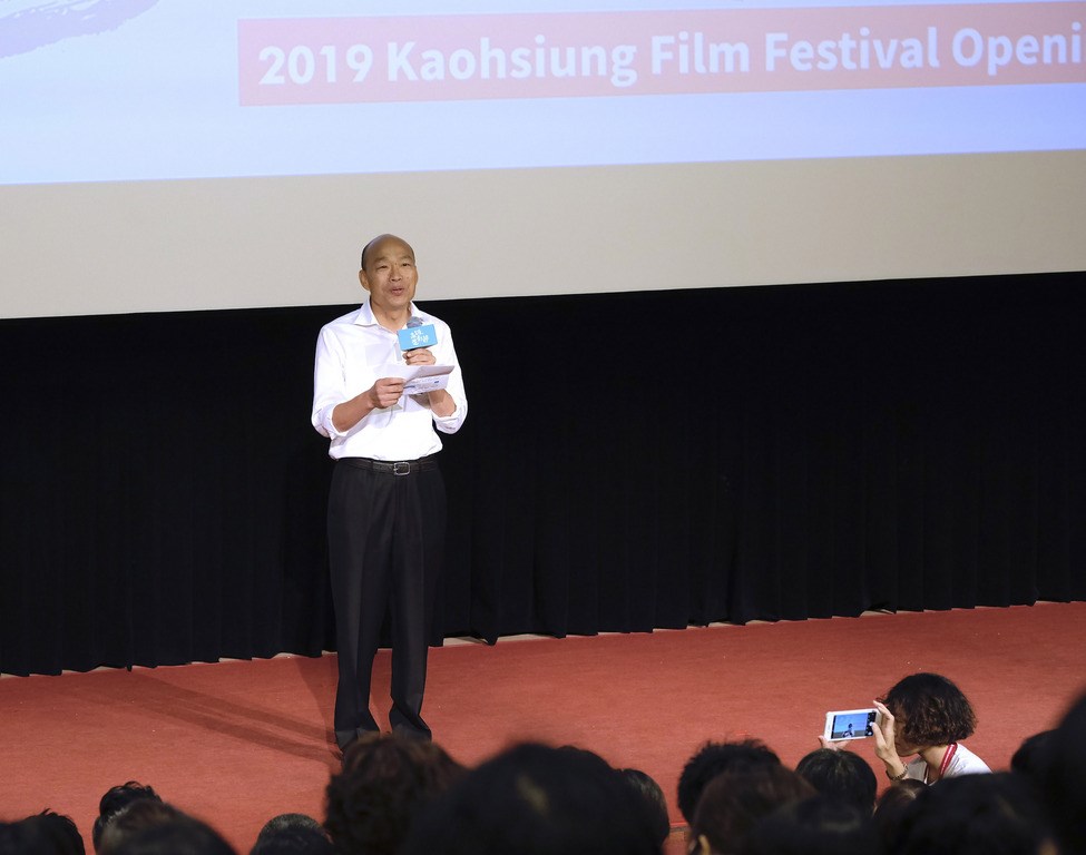 高雄市長韓國瑜（圖）10日出席高雄電影節開幕式遭一名戴口罩女子嗆聲，傳出警方當天調閱現場監視器追查對方行蹤，警方13日說，此舉是為確保對方安全。 圖：高雄電影節提供