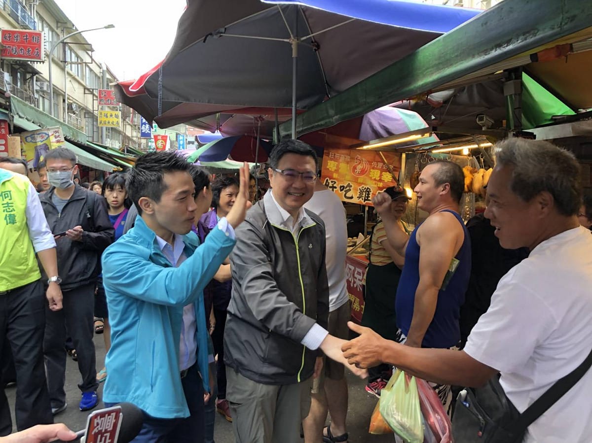 民進黨主席卓榮泰今 (13) 天在台北市士林區立委何志偉等人掃街拜票。 圖：民進黨/提供