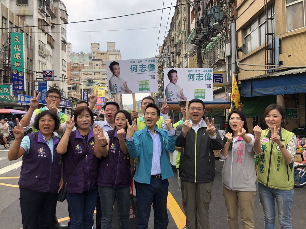 民進黨主席卓榮泰今 (13) 天在台北市士林區立委何志偉等人掃街拜票。 圖：民進黨/提供