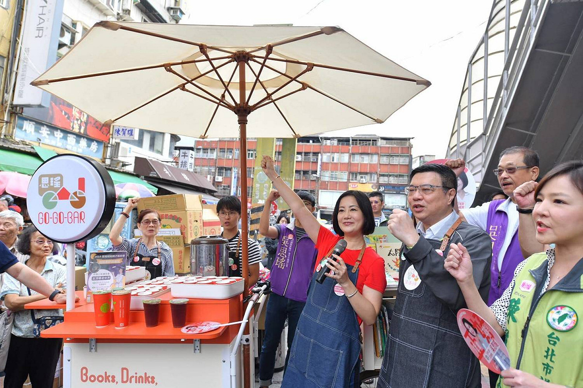 民進黨主席卓榮泰今（13）天一早陪同吳思瑤在北投市場拜票「奉茶」。 圖：民進黨/提供