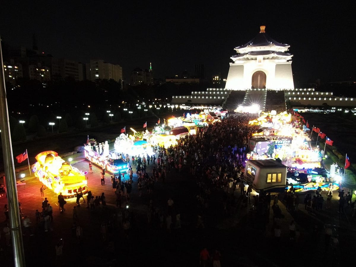 23輛花車齊聚中正紀念堂，夜裡宛如大型的花燈秀。 圖：台北市觀傳局／提供