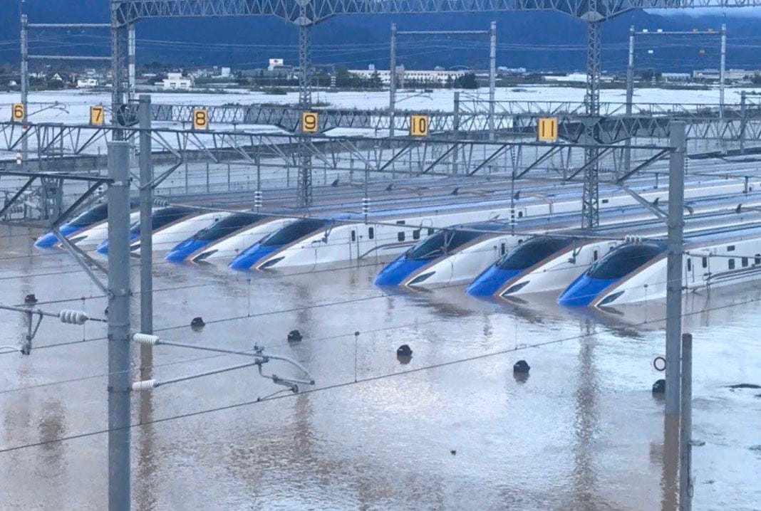 颱風哈吉貝侵襲日本，停放機廠內120節北陸新幹線車廂泡水，當初造價估逾新台幣90億元。 圖：擷自giulio推特