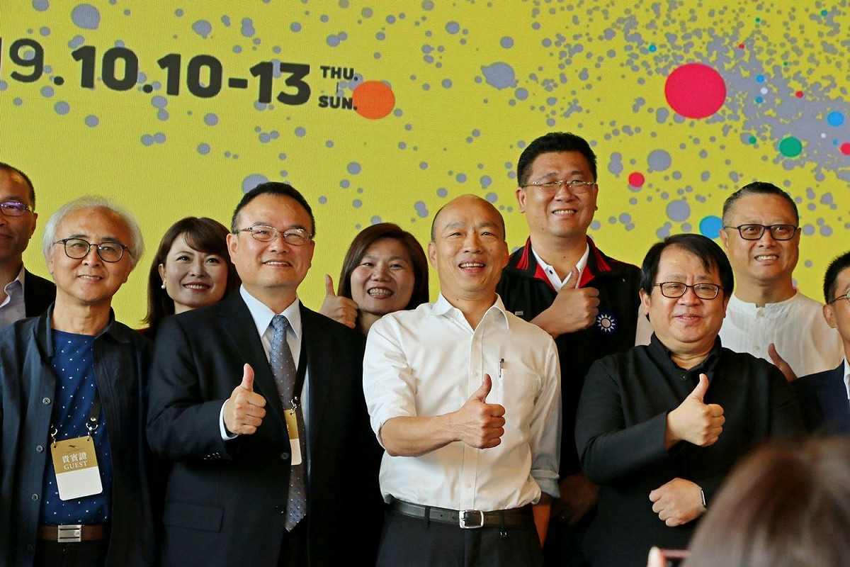 高雄市長韓國瑜(前排右2)與國家表演藝術中心董事長朱宗慶(前排右1)等人。 圖：高雄市政府/提供