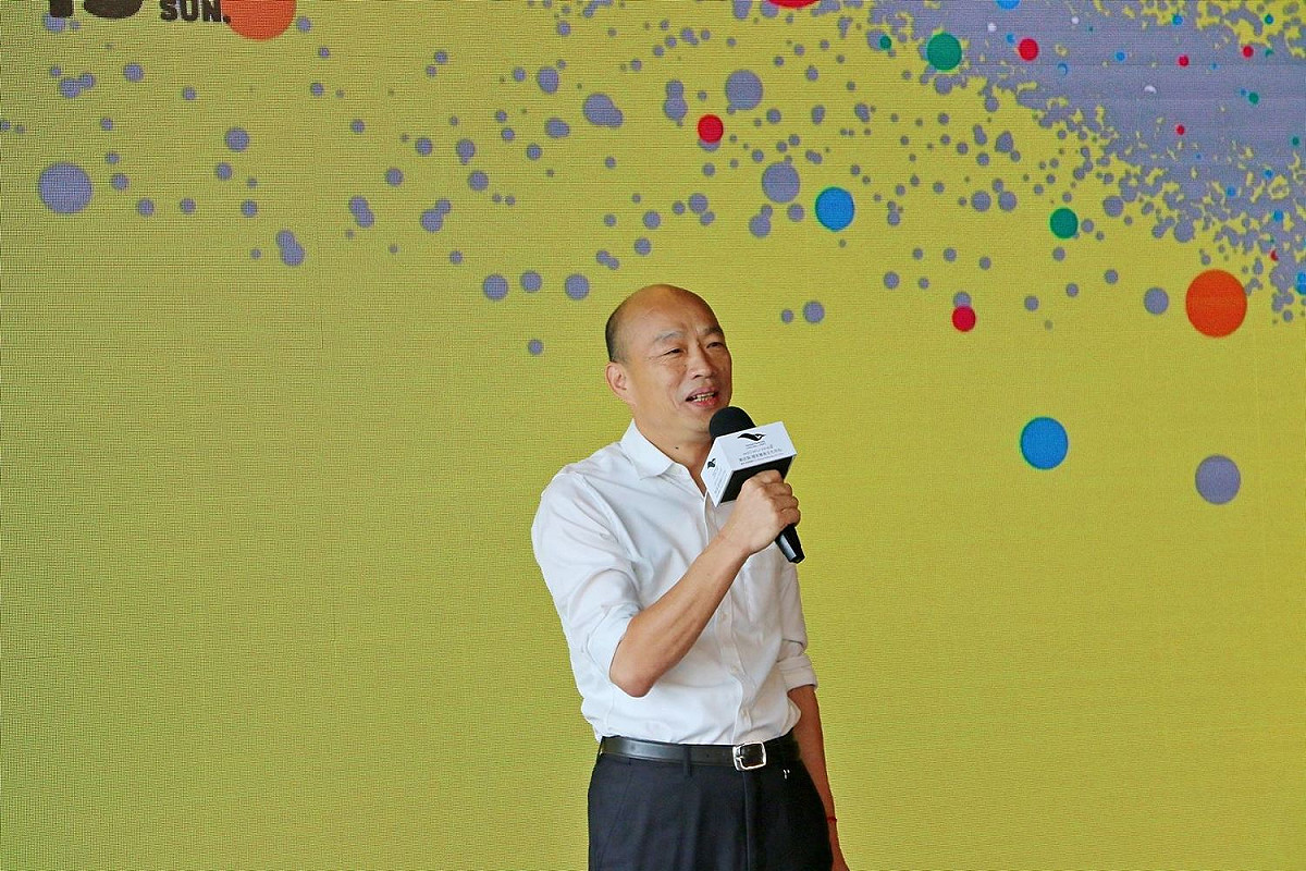 高雄市長韓國瑜今天(16日)起請假，正式為「國民黨總統參選人」拚大選。政論名嘴沈富雄則諷「倉皇出征日，心虛避答時」。 圖：高雄市政府/提供(資料照片)