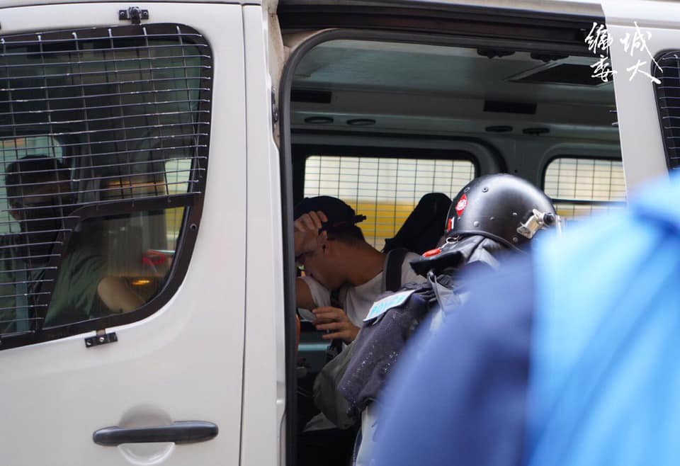 旺角地區登打士街有市民被捕。 圖：翻攝自成大編委